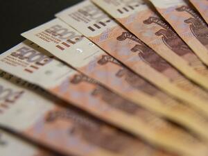 Руската рубла се поскъпва предпазливо спрямо долара и продължава да