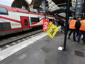 Френските железничари започнаха днес двудневна стачка третата от поредицата
