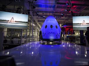 SpaceX отложи туристическия полет около Луната