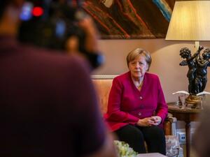 Канцлерът на Германия Ангела Меркел дава днес за пръв път