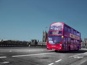 Лондон е известен със своите двуетажни автобуси – обслужващи градския