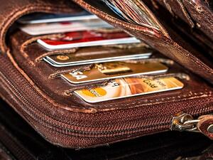 По малко от 5 от ползвателите на кредитни карти са се