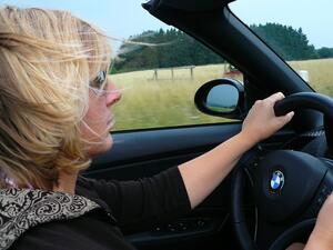 Проучване: Застрахователната бонус-малус система облагодетелства жените шофьори