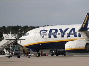 Нискотарифният превозвач Ryanair в петък отмени 64 полета до и