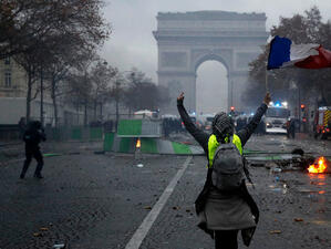 Сълзотворен газ срещу "жълтите жилетки" в Париж 