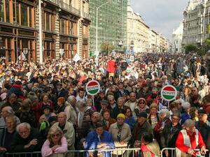 Поредна вечер на протест в Будапеща събра снощи хиляди пред