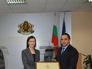 Министърът на икономиката Емил Караниколов връчи сертификат за инвестиция клас