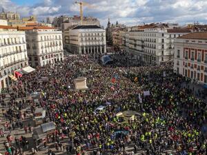 Хиляди пенсионери излязоха по улиците на Мадрид с искане за