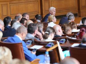 Отложиха дебата за финансови санкции при безпричинно отсъствие от парламента