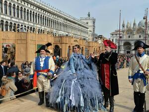Карнавалът във Венеция беше открит с нощен парад по един