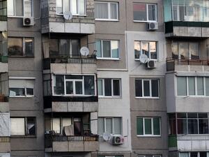 Процентът на пренаселеност на жилищата в България в градските и