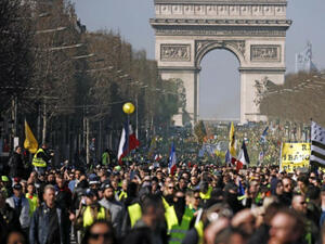 189 задържани при протеста на "жълтите жилетки" в Париж