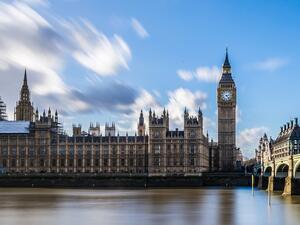 Британският парламент бе разпуснат, след като отхвърли предсрочни избори