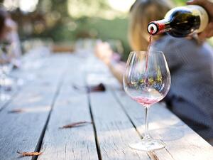 Производството на вино в света се свива тази година