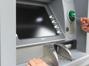 Намалява броят на банкоматите в страната