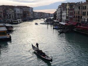 Венеция е под вода заради проливни дъждове и вятър