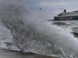 Силна буря спря движението на фериботите в Гърция