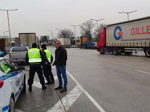 Остават ограниченията за камиони по част от пунктовете с Гърция