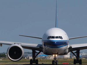 Акциите на "Боинг" поевтиняват след катастрофата с украински самолет на компанията
