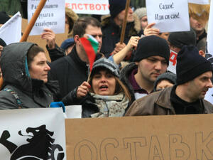 Полицията използва лютив спрей срещу протестиращи заради водната криза в Перник