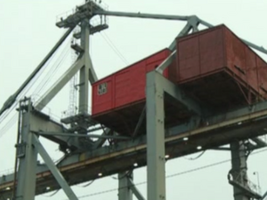 Товарят поредните 54 контейнера с отпадъци, за да бъдат върнати от Варна в Италия