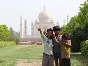 Индийските власти отварят за туристи Тадж Махал въпреки скока на заразените