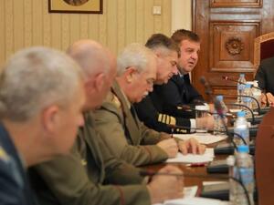 Президентът обсъди здравните мерки в българската армия