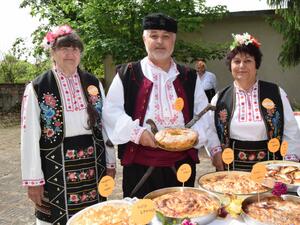 Анкета обяви празника на дрипавата баница в село Върбица за най-любимия кулинарен фестивал на България