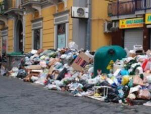 Улиците на Неапол са задръстени от над 4000 тона боклук