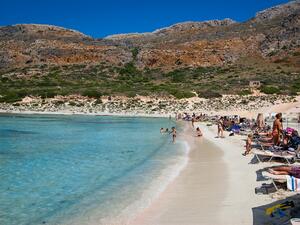 С високите температури гръцките плажове се напълниха с хора