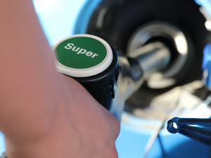Големите бензиностанции поддържат високи цени на горивата, смятат от бранша