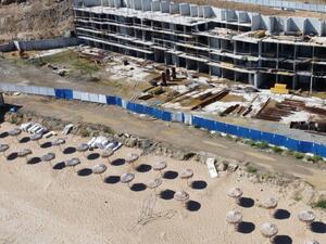 Недовършеният хотел на плажа Алепу да бъде съборен разпореди екоминистърът