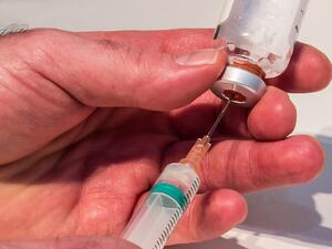 Отварят ваксинационни пунктове на открито в цялата страна през уикенда