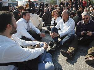 Хиляди протестираха срещу новите ограничителни мерки в Атина