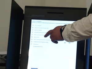 Експеримент на ЦИК: Мъжете над 60 години с основно образование гласуват най-бавно с машина