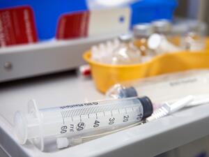Продължава ваксинацията срещу COVID-19 на медиците на първа линия
