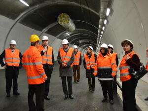 <p>Министър Лиляна Павлова при посещението в тунелите Зоненберг и Ройспорт в Швейцария.</p>