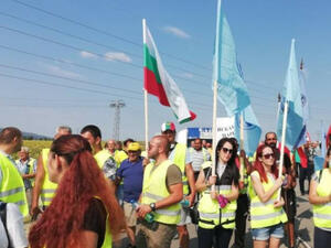 Протестите на работниците от "Автомагистрали Черно море" продължават
