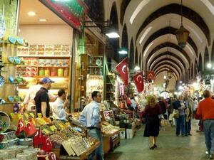 Търговци в Турция масово намаляват цените наполовина след призива на Ердоган