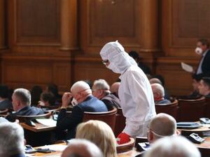 Здравната инспекция глоби 21 народни представители без маски в парламента