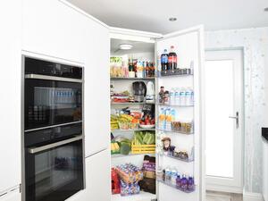 Срещу високите цени на тока Гърция дава пари за нови хладилници и климатици