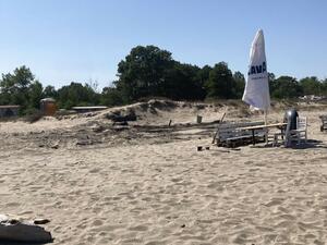 Министерството на туризма откри нарушения на плаж "Къмпинг Китен" след инцидента с плажен бар