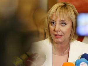 Мая Манолова внесе 3 000 страници доказателства срещу мобилните оператори