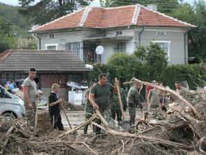 Поставят фургони в дворовете на наводнените къщи в Каравелово
