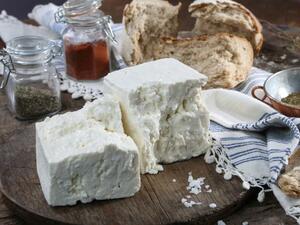 Мандрите са избълвали над 8 000 тона фалшиво сирене за трапезата на българите