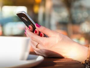 Доставчици на платежни услуги предлагат незабавни плащания през телефона без такса