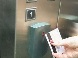 Какво е система за контрол на достъп на асансьор?