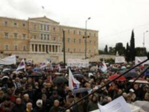 Работещи на временни договори протестират в Атина