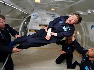 <p>Стивън Хокинг изпитва ефектите на нулевата гравитация в специален самолет, използван за тренировки на астронавтите</p>