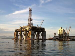 Петролът стигна рекордно ниска цена за 2013 г.